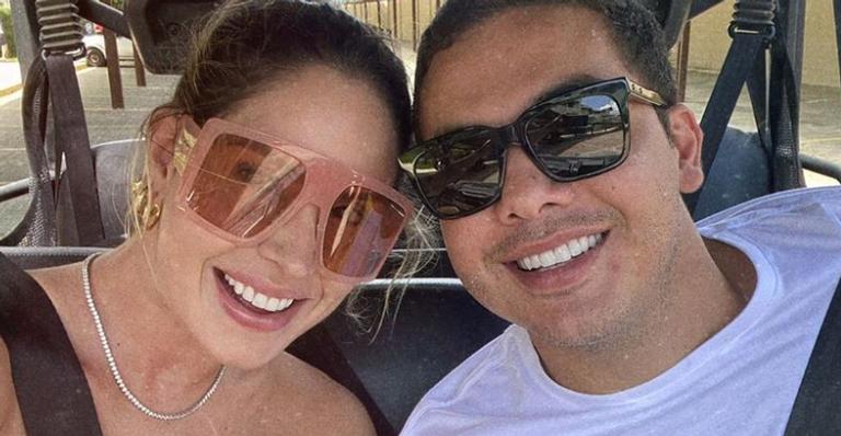 Em clima de romance, Thyane Dantas e Wesley Safadão posam com looks combinando