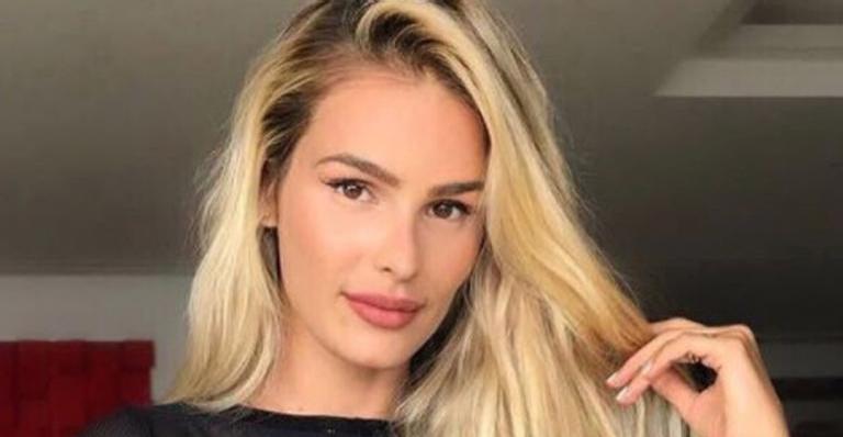Yasmin Brunet sensualiza e exibe corpão em clique na praia