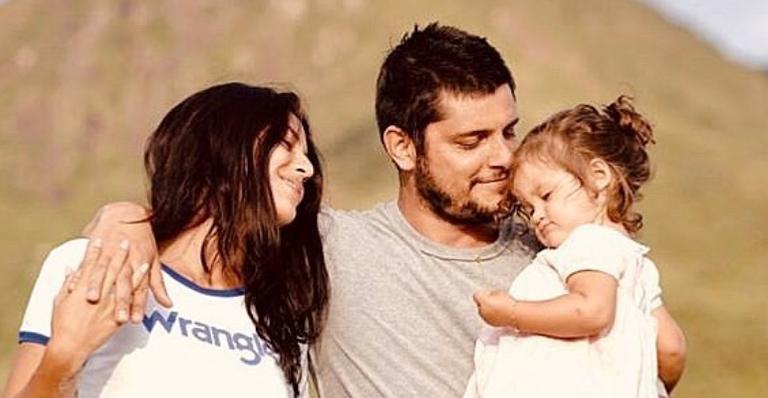 Ao relembrar clique da infância, Bruno Gissoni se compara com a filha: ”É a minha cara”