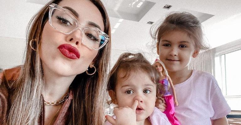 Tal mãe, tal filhas! Bella Falconi, Vicky e Stella aparecem usando looks combinando