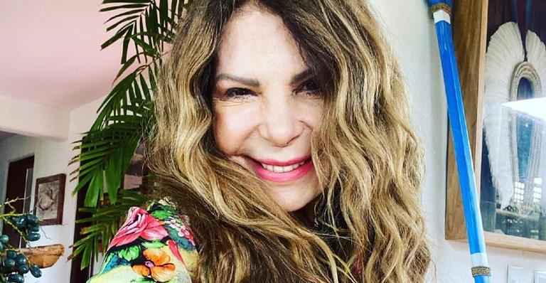 Elba Ramalho posa toda sorridente e dispara: ”Vivendo a calmaria de Trancoso”