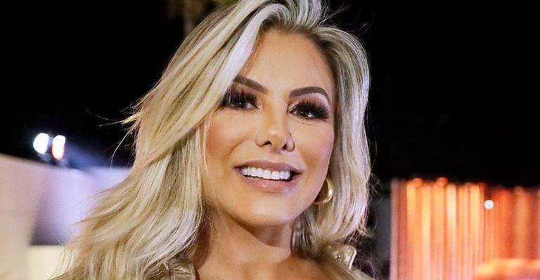 Esposa de Leonardo posa com look justíssimo e ostenta bumbum turbinado: ”Que corpão!”