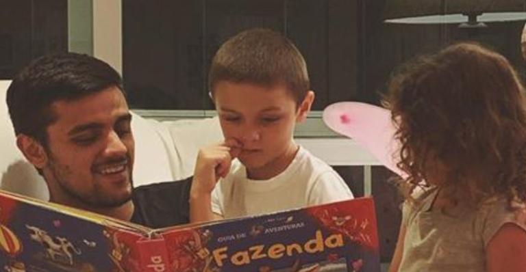 Felipe Simas mostra um pedacinho da rotina dos filhos: ”Sextou”