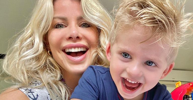 Filho de Karina Bacchi encanta a web ao chamar a mãe de ‘Cabeleireira Leila’: ”Que lindo!”