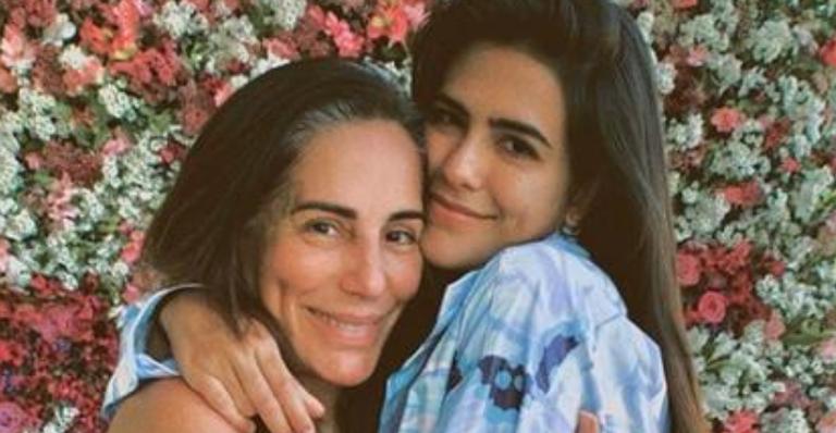 Gloria Pires surge lindíssima em clique com Antonia: ”Que genética”