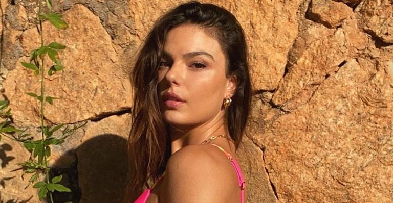 Isis Valverde posa belíssima de biquíni na praia e arranca suspiros: ”Espetáculo de mulher”
