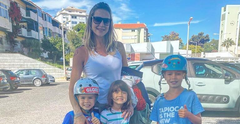 Luana Piovani posa ao lado dos três filhos e se derrete: ”Eu sou rica”