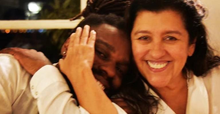 Regina Casé celebra aniversário de Vinícius Feyjao e faz pedido especial ao músico