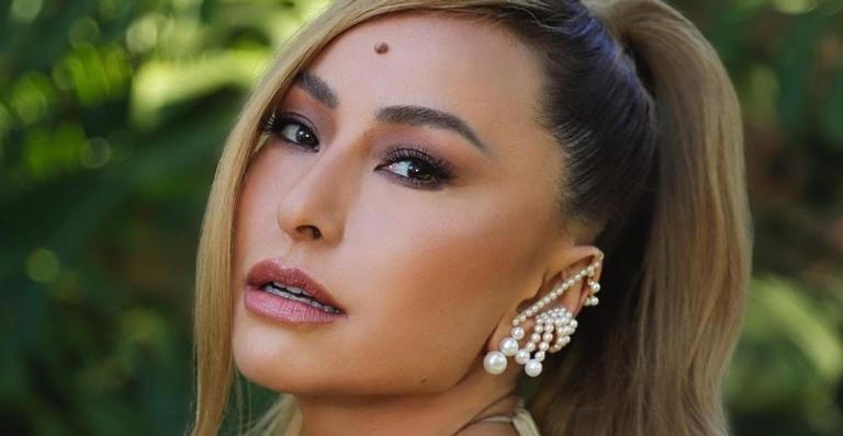 Sabrina Sato surge deslumbrante só de roupão e exibe corpaço: ”As pernas mais lindas do Brasil”