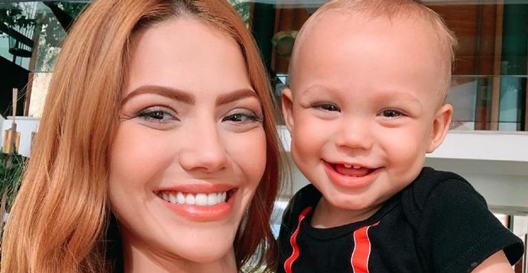 João invade o vídeo de Sarah Poncio e a mãe se derrete