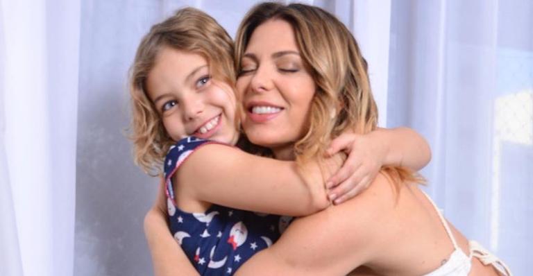 Sheila Mello encanta ao posar com a filha, Brenda: ”Denguinho da mamãe”