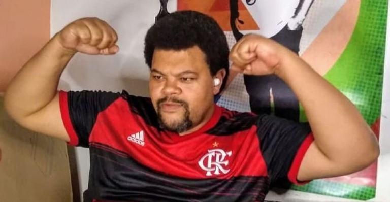 Babu Santana surge em fotos jogando futebol e brinca: ”Reforço pro Flamengo”