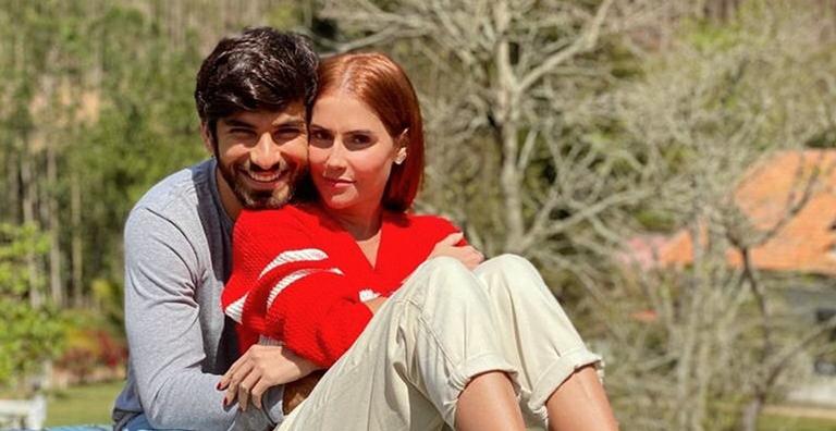 Deborah Secco posa ao lado do marido e da filha e brinca com ursinho: ”Nosso neto”