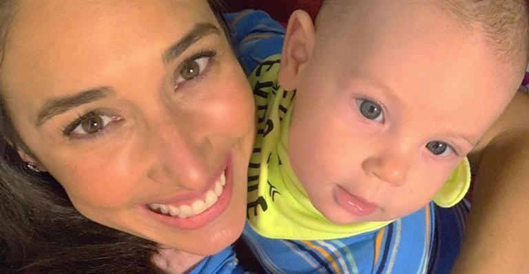 Maquiada, Giselle Itié posa com o filho e brinca: ”Não está reconhecendo a própria mãe”