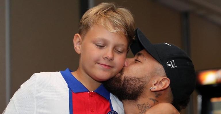 Neymar Jr. publica foto perfeita de Davi Lucca ao pôr do sol