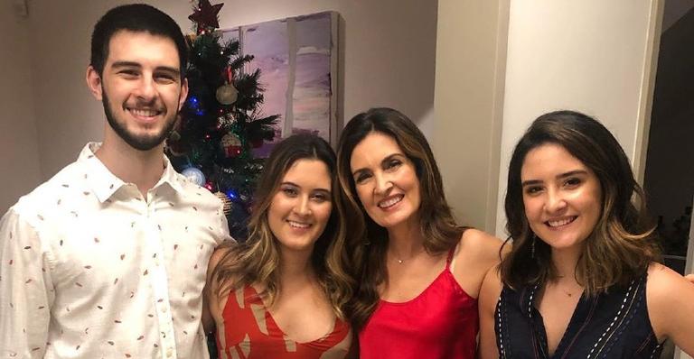 Fátima Bernardes publica foto atual e antiga com os trigêmeos para se despedir do filho