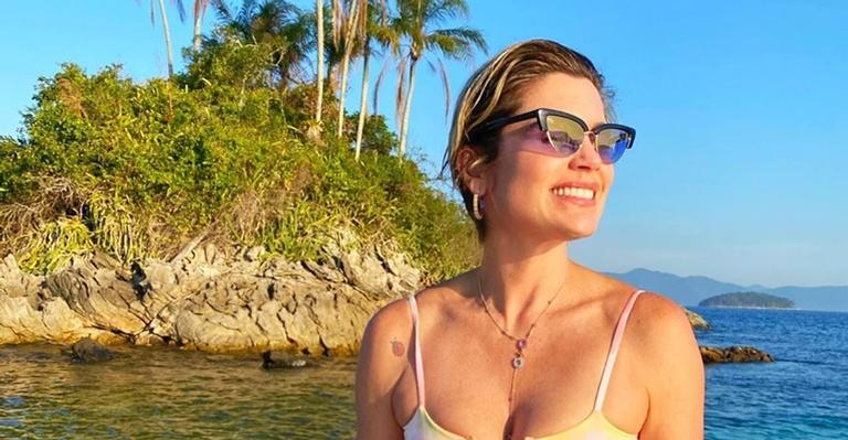 Aos 46 anos, Flávia Alessandra posa de biquíni e exibe corpo escultural: ”Da de 10 em muitas”