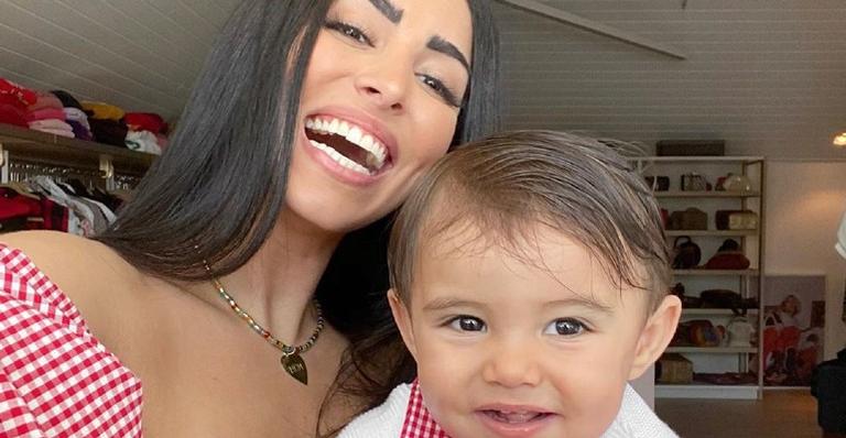 Jade Seba derrete a web com clique do filho na praia: ”Pézinho na areia”