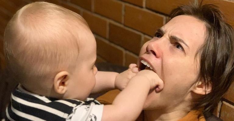 Letícia Colin chama o pé do filho de pãozinho e brinca: ”Café da manhã”