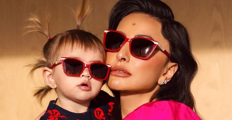 Sabrina Sato e Zoe aproveitam dia de sol e esbanjam beleza com biquínis estampados