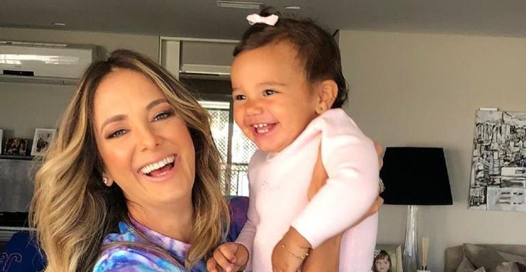 Alerta de fofura! Ticiane Pinheiro publica foto de Manu e se derrete: ”Caçulinha linda”