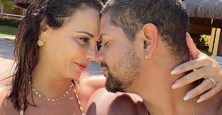 Viajando ao lado do namorado, Viviane Araújo fala sobre o amor: ”É ser único na vida de alguém”