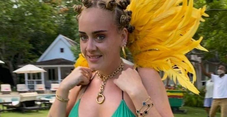 Adele é acusada de apropriação cultural ao posar com biquíni da bandeira da Jamaica