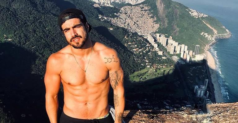 Em seu closet, Caio Castro posa vestindo a camiseta de seu time e encanta web: ”Lindo”