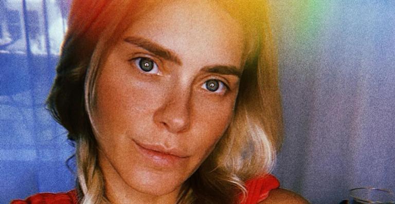 Carolina Dieckmann relembra antigo visual: ”Baby carequinha”
