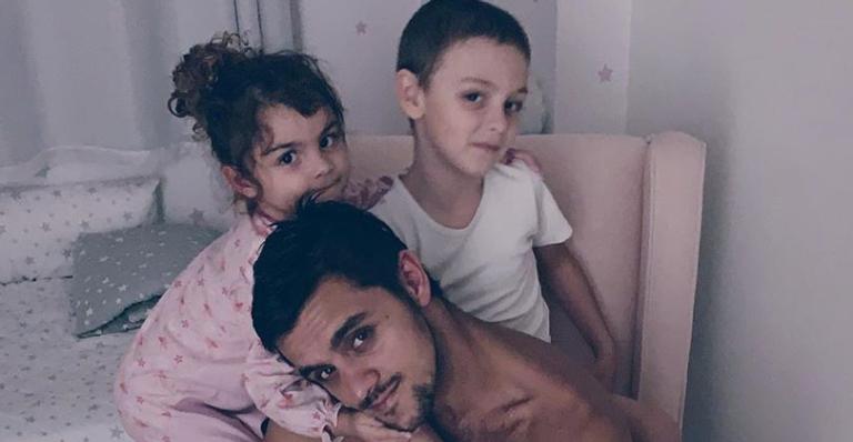 Felipe Simas compartilha linda reflexão sobre seu filho primogênito: ”Me fez amadurecer”