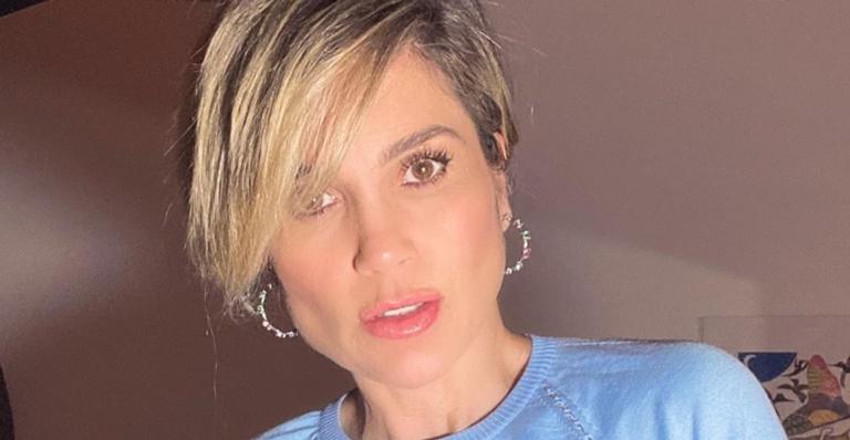 Flávia Alessandra posa belíssima com maiô cavado grifado e arranca suspiros: ”Que mulher”