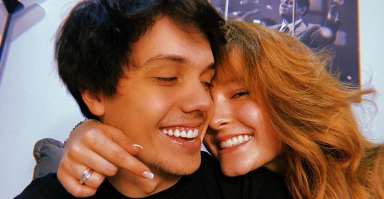 Larissa Manoela surge agarradinha com o namorado, Leo Cidade: ”Te amo, neném”