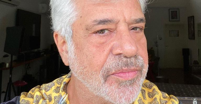 Lulu Santos surge de capa e máscara de proteção nos bastidores do The Voice Brasil