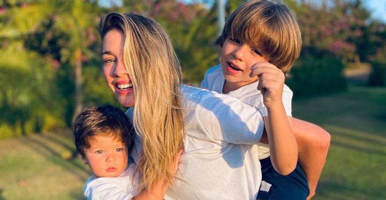 Luma Costa se derrete ao publicar foto lindíssima dos filhos: ”Minha vida todinha”