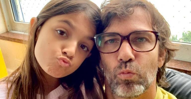 Marcelo Faria posa com a filha no mar e faz declaração: ”Juntos dentro e fora d’água”