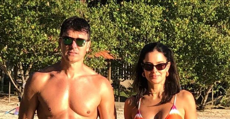 Rodrigo Faro posa ao lado de Vera Viel e boa forma do casal chama atenção: ”Olha esse shape”