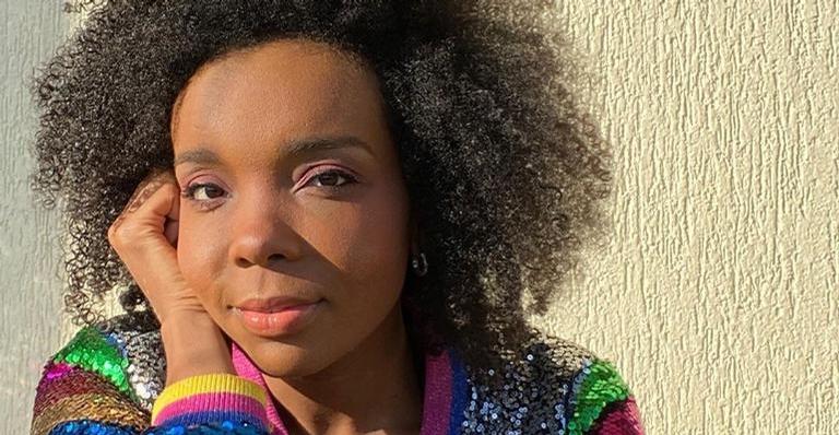 Thelma Assis surpreende web ao surgir com o cabelo curtinho: ”Curtindo muito usar várias opções”