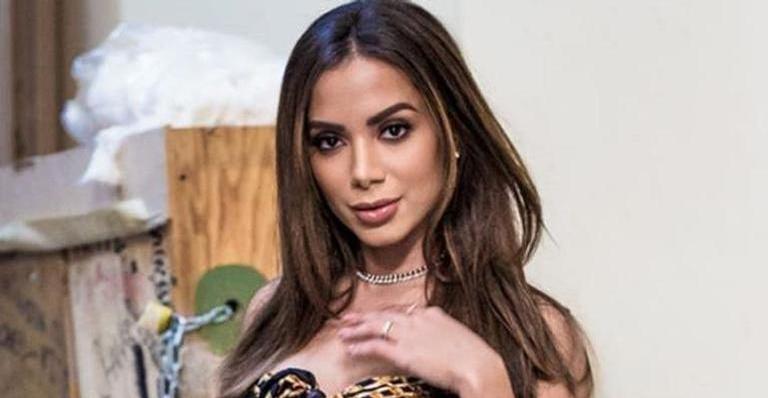 Anitta remove aplique e exibe cabelo natural: ”Está um bafo”