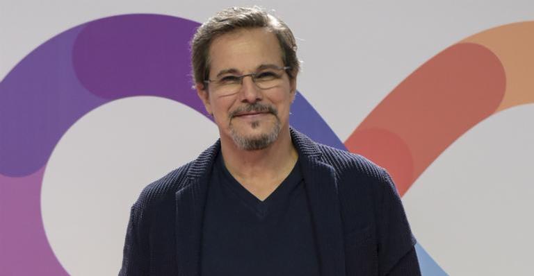 Edson Celulari surge usando boina verde e encanta internautas: ”Sempre estiloso”