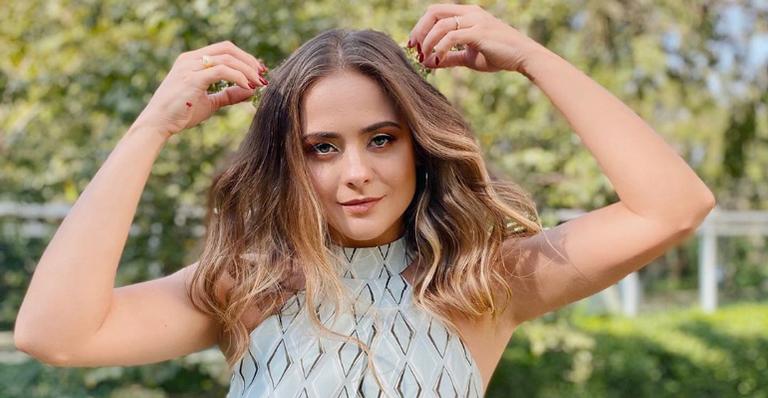 Juliana Silveira aposta em novo visual e fãs lembram de ‘Floribella’: ”Tá igual a Flor”