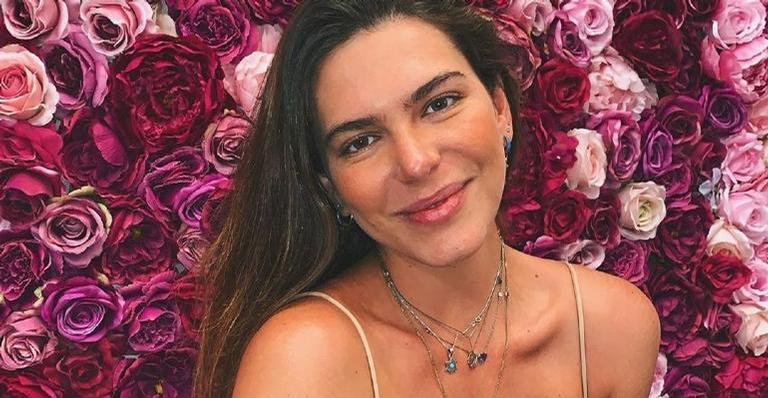 Mariana Goldfarb posa de maiô e fala sobre pressão por corpo ideal: ”Não ligue tanto para estrias”