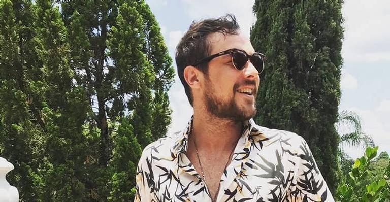 Sergio Guizé posa com a camiseta de seu time do coração e encanta web: ”Ô homem lindo”