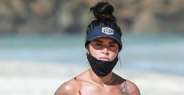 Aline Riscado treina na praia e exibe corpão sarado