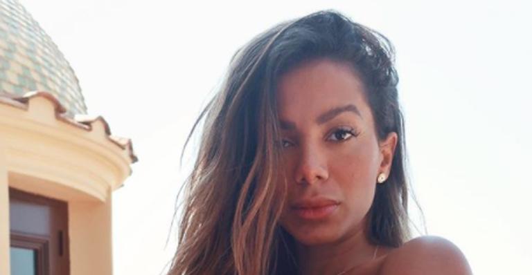 Anitta muda o visual e surge com mechas loiras