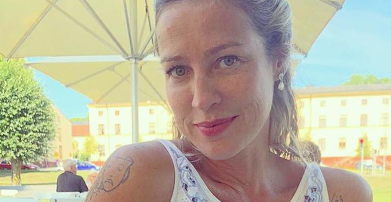 Luana Piovani posa sorridente ao chegar em Ibiza: ”De novo por aqui”