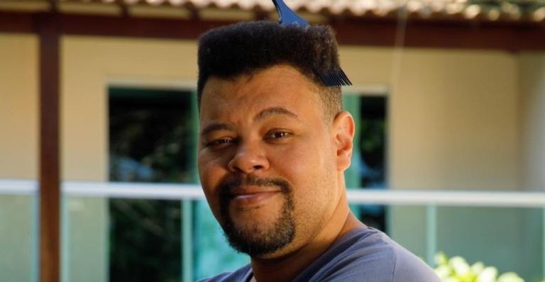 Babu Santana surge raspando a cabeça do pai e dispara: ”Cuidando do meu Paizão”
