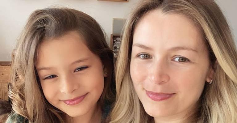 Bianca Castanho posta foto com a filha e fala sobre novo ano letivo: ”Ela estava super ansiosa”