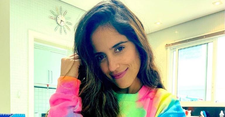 Camilla Camargo posa em seu quintal e faz piadinha com as estações do ano