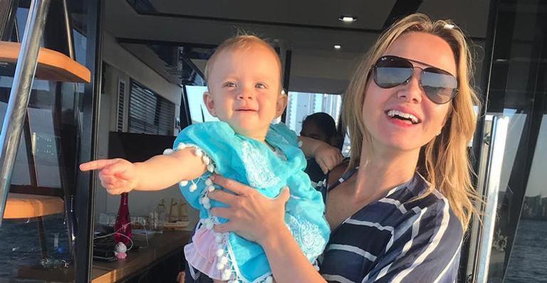 Eliana posa com a filha caçula, Manuela, e comenta sobre o crescimento da pequena: ”Passa rápido”