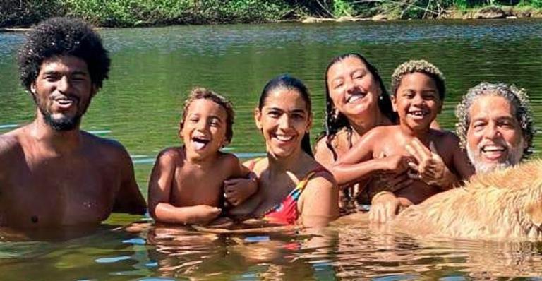Regina Casé compartilha registro fofíssimo de seu filho caçula, Roque